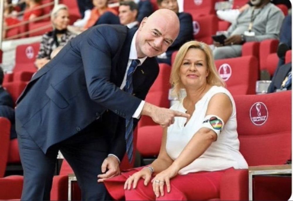 Imaginile cu Gianni Infantino care au stârnit indignare. A interzis banderola curcubeu, dar s-a pozat așa, alături de un oficial neamț_6