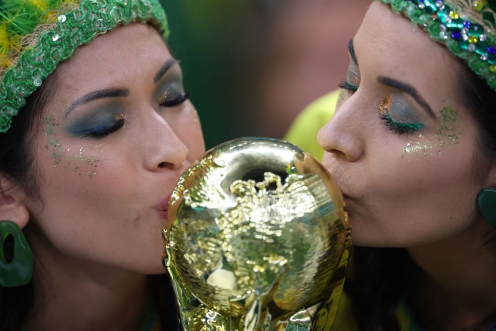 Braziliencele au făcut show în tribune! Au fost ”atracția principală” pentru fotografi la meciul cu Serbia_9