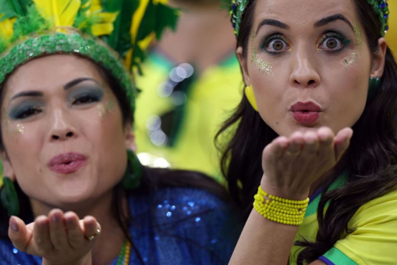 Braziliencele au făcut show în tribune! Au fost ”atracția principală” pentru fotografi la meciul cu Serbia_11