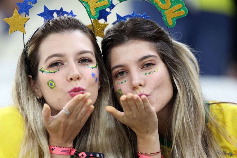 Braziliencele au făcut show în tribune! Au fost ”atracția principală” pentru fotografi la meciul cu Serbia_12