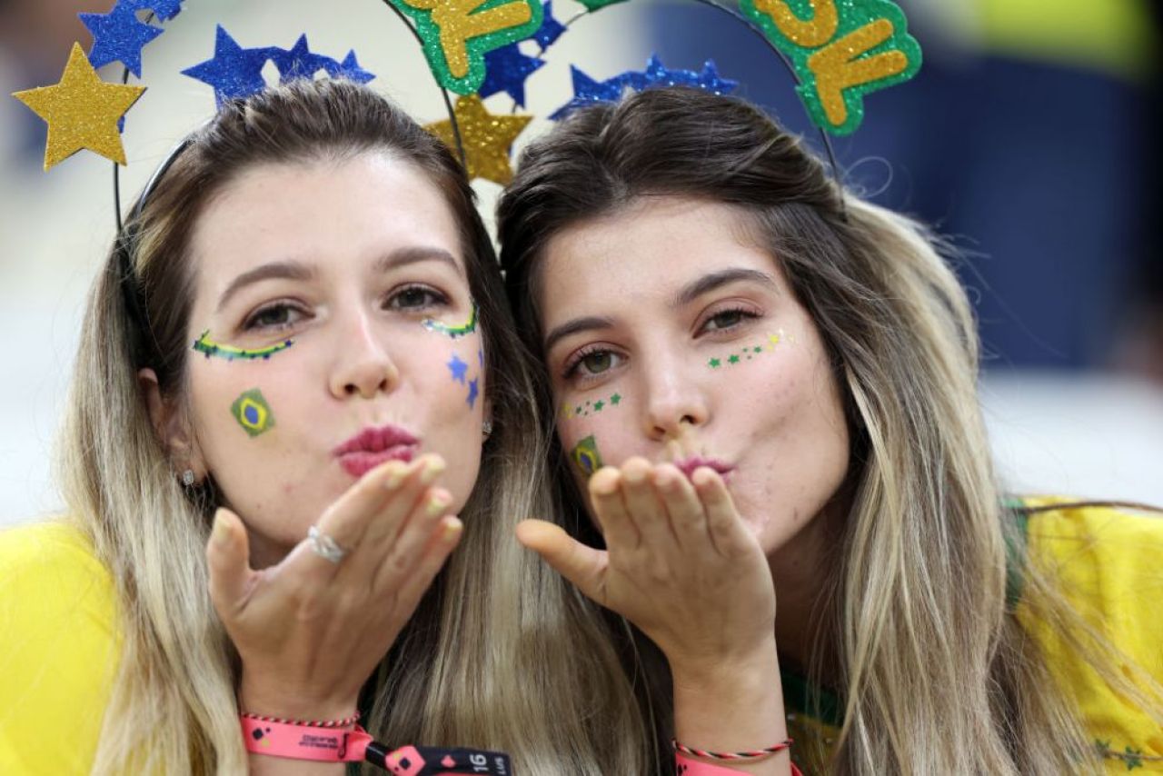 Braziliencele au făcut show în tribune! Au fost ”atracția principală” pentru fotografi la meciul cu Serbia_12