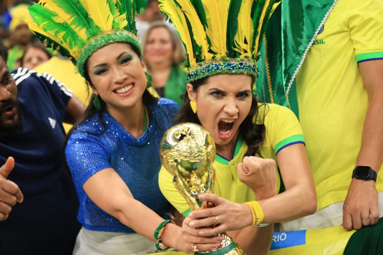 Braziliencele au făcut show în tribune! Au fost ”atracția principală” pentru fotografi la meciul cu Serbia_18
