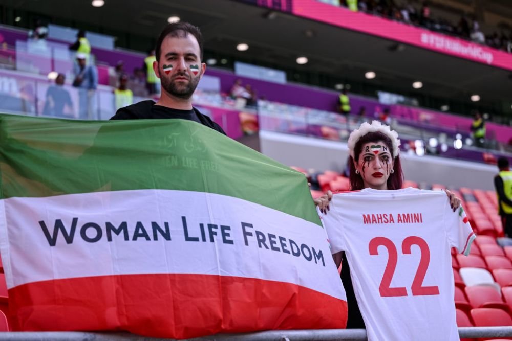 Iranienii o pl&acirc;ng pe Masha Amini, fata ucisă de regimul de la Teheran! Imagini emoționante &icirc;n Qatar