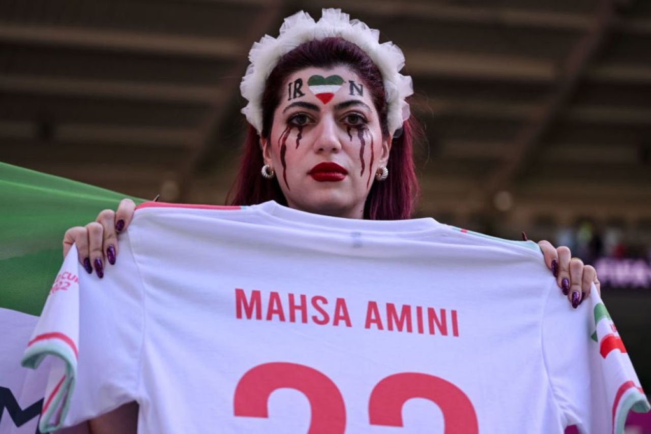 Iranienii o plâng pe Masha Amini, fata ucisă de regimul de la Teheran! Imagini emoționante în Qatar_2