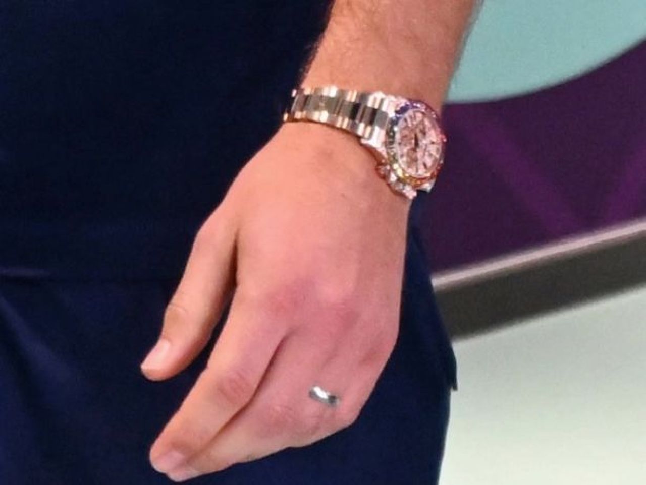 Harry Kane i-a păcălit pe qatarezi și a introdus un obiect cu steagul LGBT. Cum arată accesoriul de 535.000 £_1