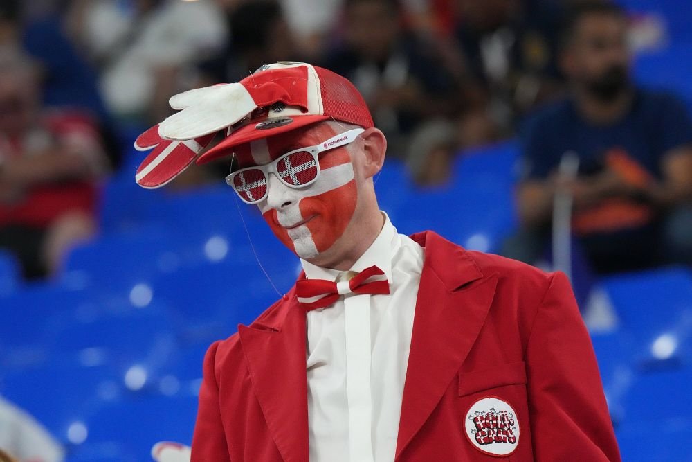 Show total în tribune la Franța - Danemarca! Suporterii s-au „luptat” în costumații care mai de care_4