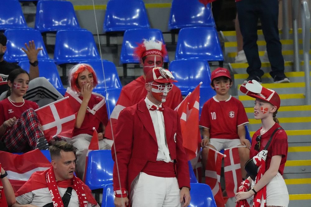 Show total în tribune la Franța - Danemarca! Suporterii s-au „luptat” în costumații care mai de care_7
