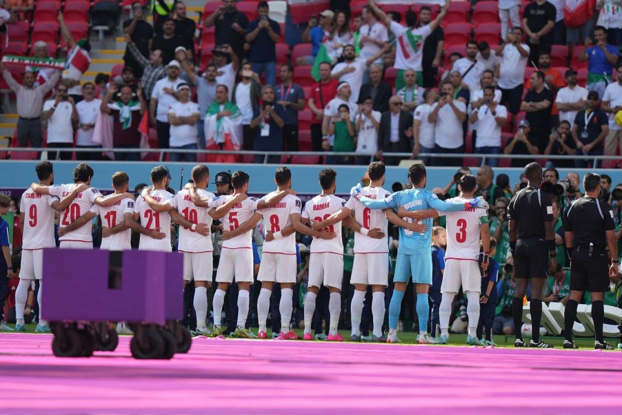 Imnul cu voce și fără voce. Schimbarea de atitudine a iranienilor la Cupa Mondială, explicată în direct, de la Doha.