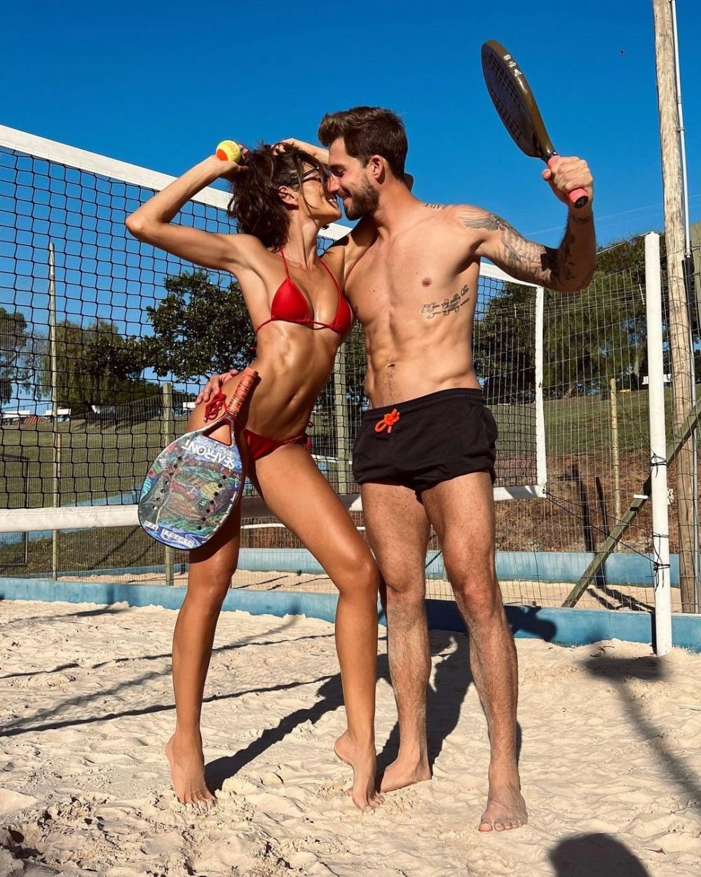 Trapp cu stil! Cum a ales să-și susțină iubitul cea mai sexy parteneră de fotbalist: 