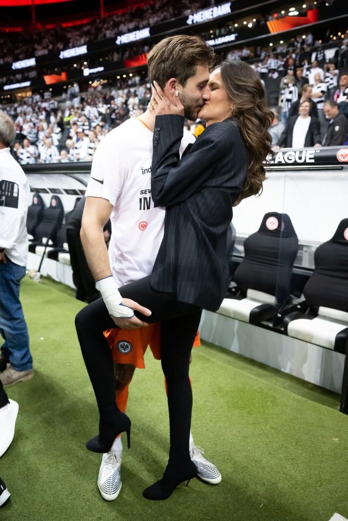 Trapp cu stil! Cum a ales să-și susțină iubitul cea mai sexy parteneră de fotbalist: 