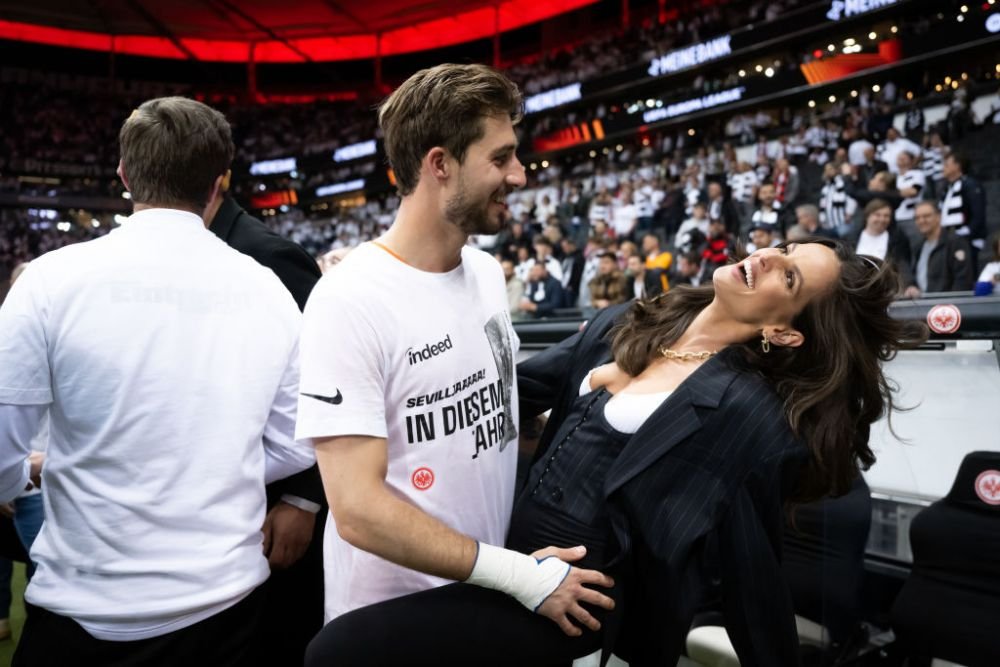 Trapp cu stil! Cum a ales să-și susțină iubitul cea mai sexy parteneră de fotbalist: 