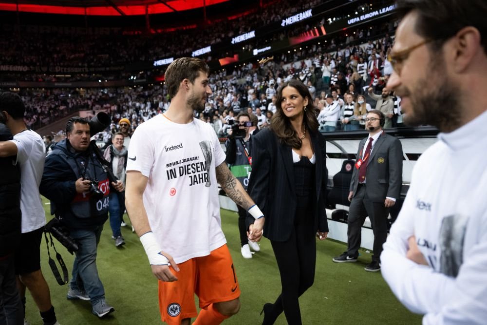 Trapp cu stil! Cum a ales să-și susțină iubitul cea mai sexy parteneră de fotbalist: 