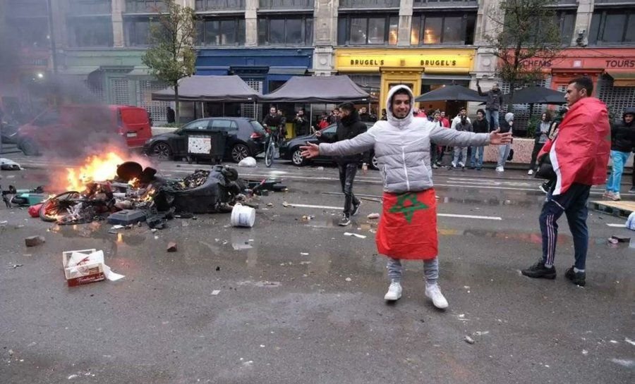 Prăpăd în Bruxelles! Fanii marocani au răsturnat scutere și au avariat mașini. A intervenit și primarul orașului_5