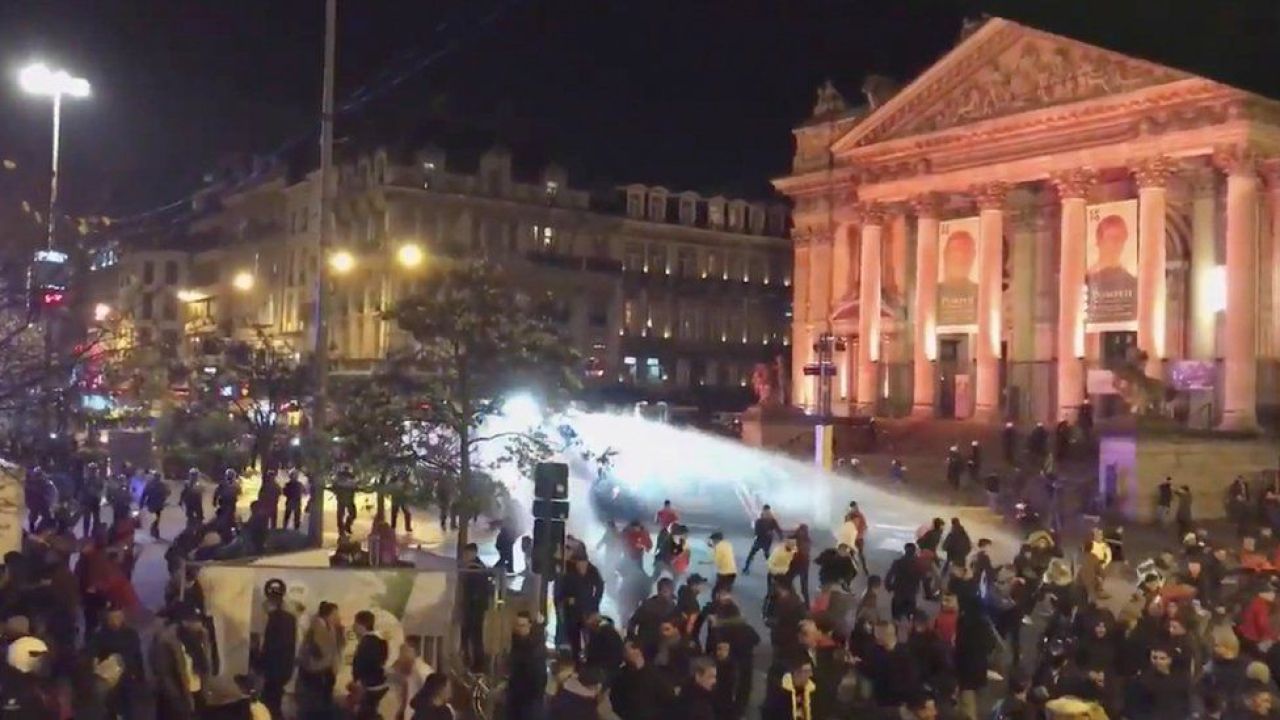 Prăpăd în Bruxelles! Fanii marocani au răsturnat scutere și au avariat mașini. A intervenit și primarul orașului_8