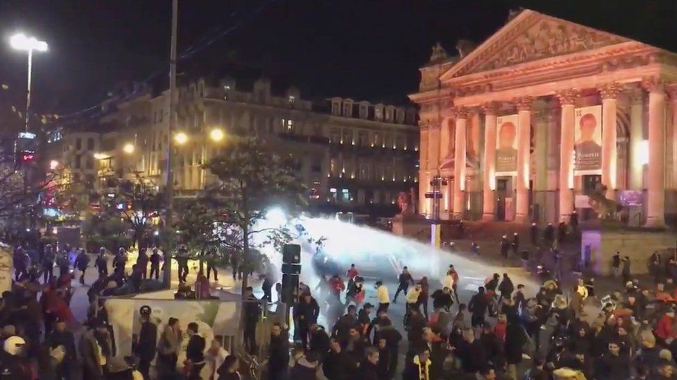 Prăpăd în Bruxelles! Fanii marocani au răsturnat scutere și au avariat mașini. A intervenit și primarul orașului_8