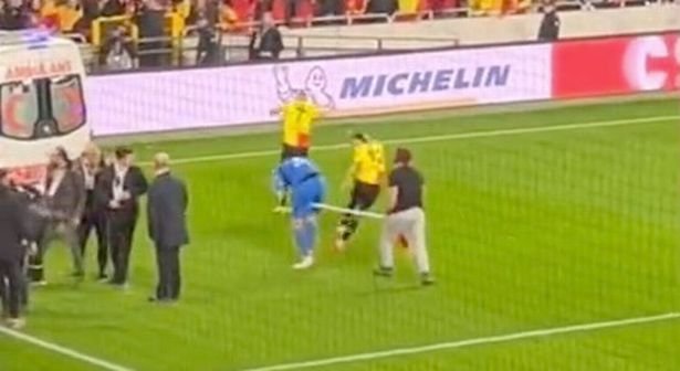 Momente de panică la un meci de fotbal din Turcia! Portarul oaspeților, accidentat grav de un fan cu steagul din colțul terenului