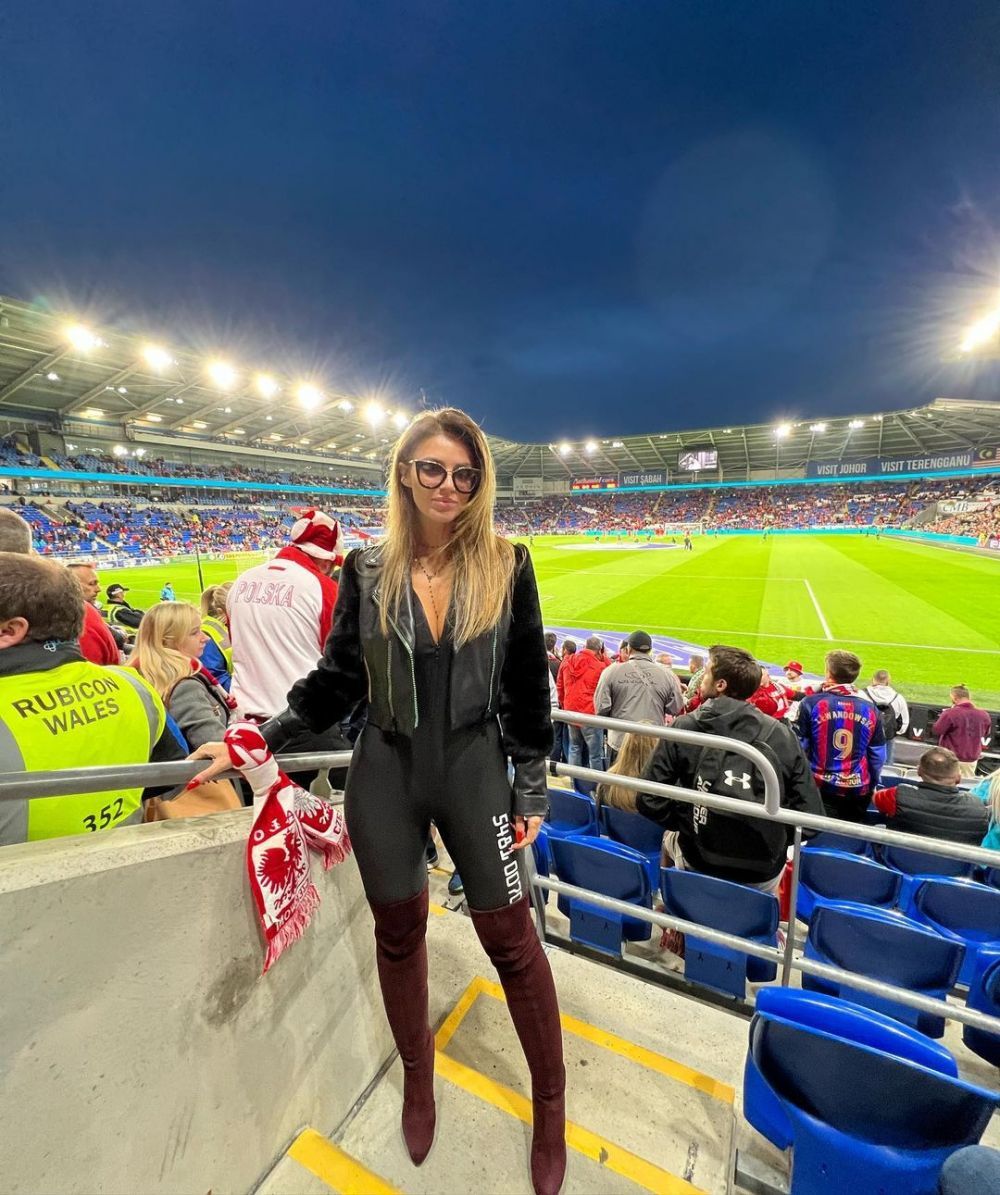 O tânără din Polonia face ravagii cu ținutele purtate la meciurile de fotbal. Marta Barczok a transformat stadionul în podium_15
