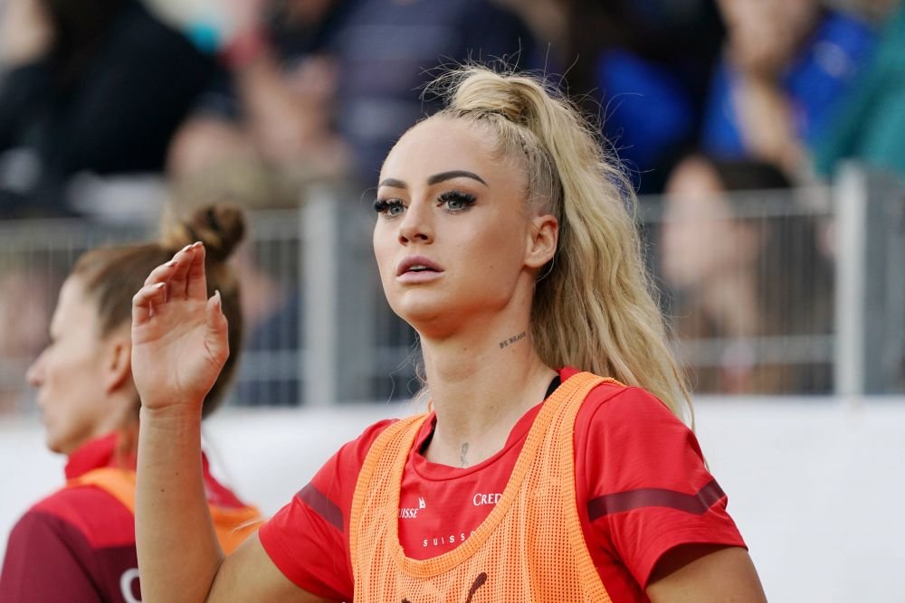 Cea mai sexy fotbalistă din Anglia s-a despărțit de iubit. L-a părăsit pe jucătorul brazilian, campion olimpic la Tokyo_26