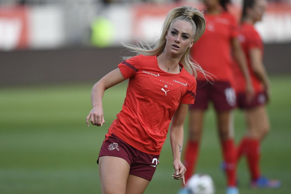 Cea mai sexy fotbalistă din Anglia s-a despărțit de iubit. L-a părăsit pe jucătorul brazilian, campion olimpic la Tokyo_31