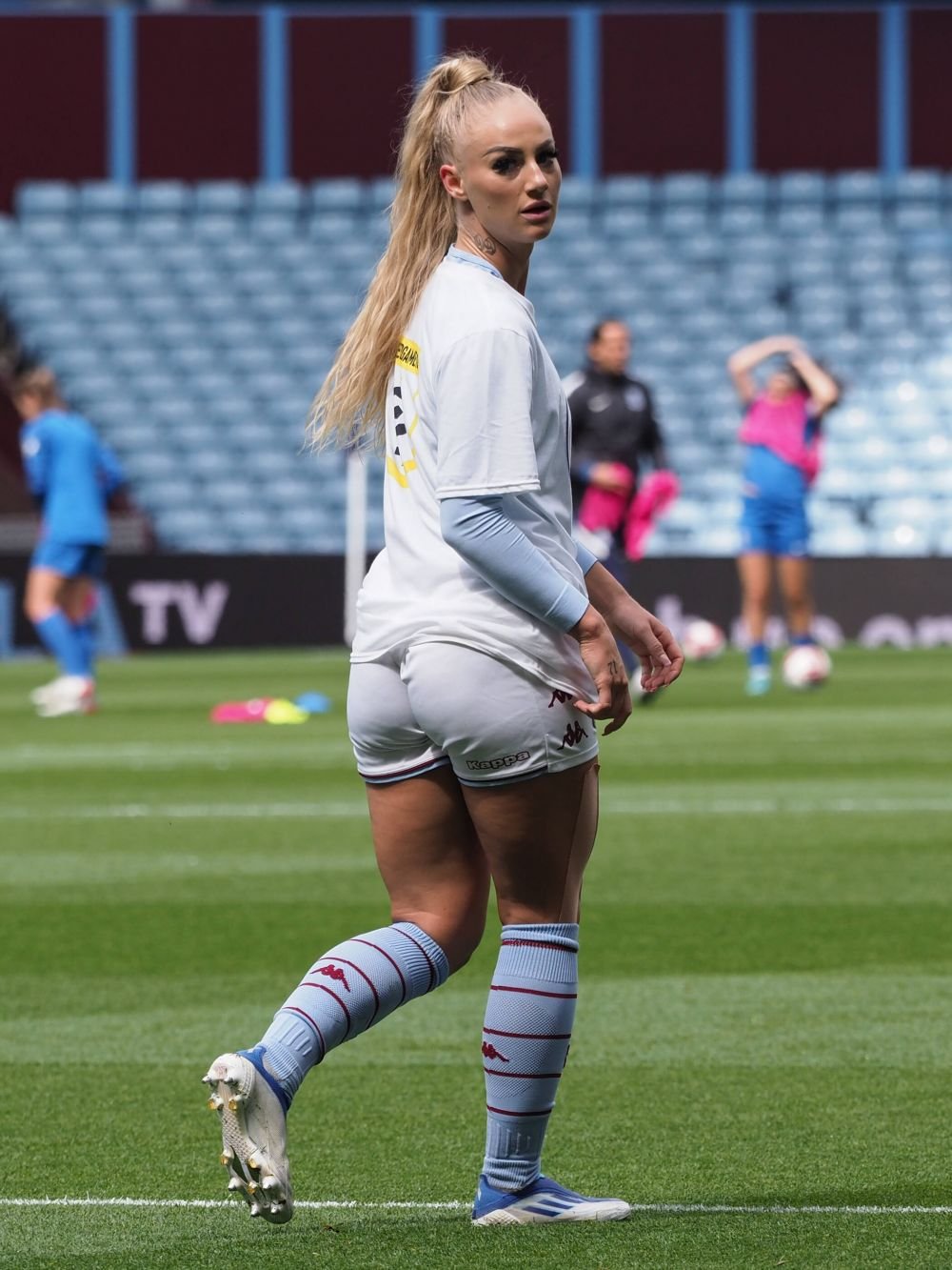 Cea mai sexy fotbalistă din Anglia s-a despărțit de iubit. L-a părăsit pe jucătorul brazilian, campion olimpic la Tokyo_32