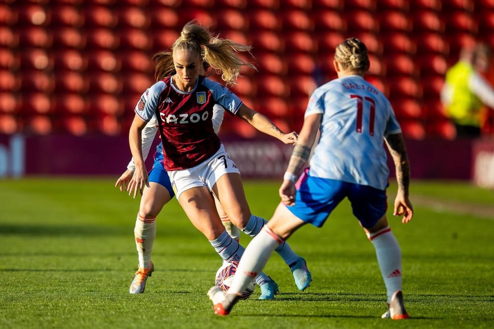 Cea mai sexy fotbalistă din Anglia s-a despărțit de iubit. L-a părăsit pe jucătorul brazilian, campion olimpic la Tokyo_36