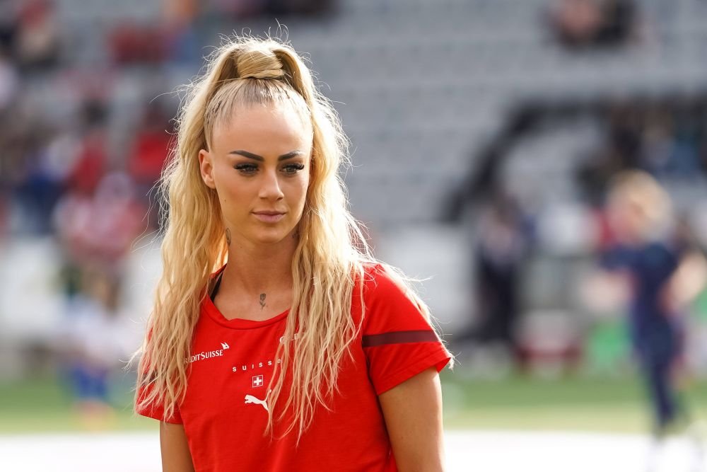 Cea mai sexy fotbalistă din Anglia s-a despărțit de iubit. L-a părăsit pe jucătorul brazilian, campion olimpic la Tokyo_37