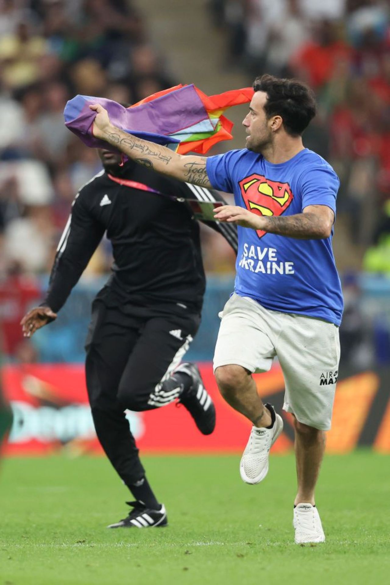 Un fan a intrat pe teren la meciul Portugalia - Uruguay, fluturând un steag al comunității LGBT! Ce mesaj avea pe tricou_12