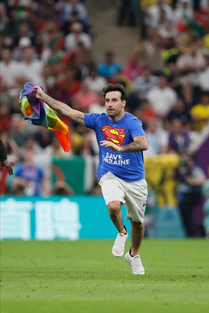 Cine este Mario Ferri, bărbatul care a intrat pe teren la Portugalia - Uruguay și a fluturat steagul LGBT_4