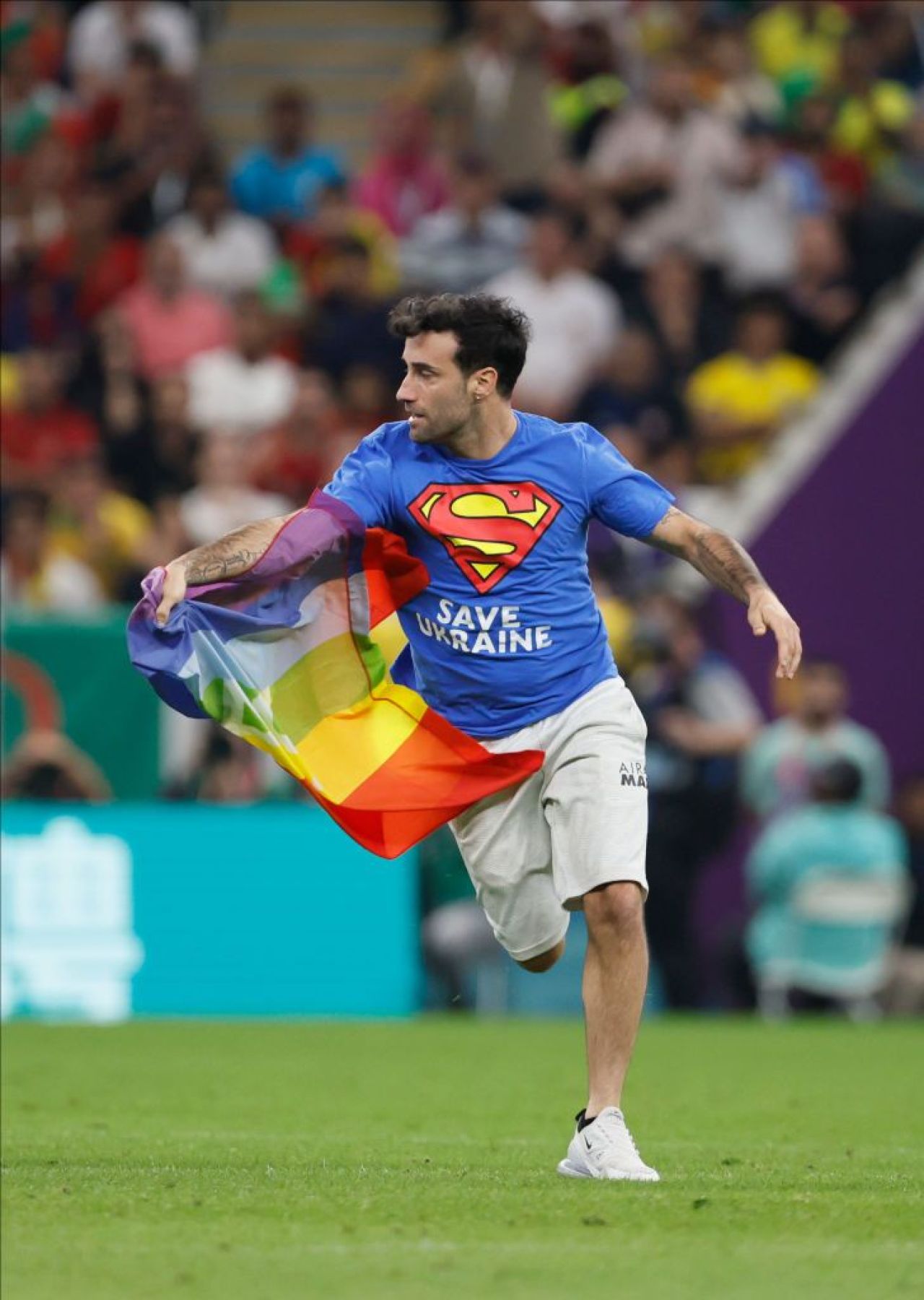 Cine este Mario Ferri, bărbatul care a intrat pe teren la Portugalia - Uruguay și a fluturat steagul LGBT_5