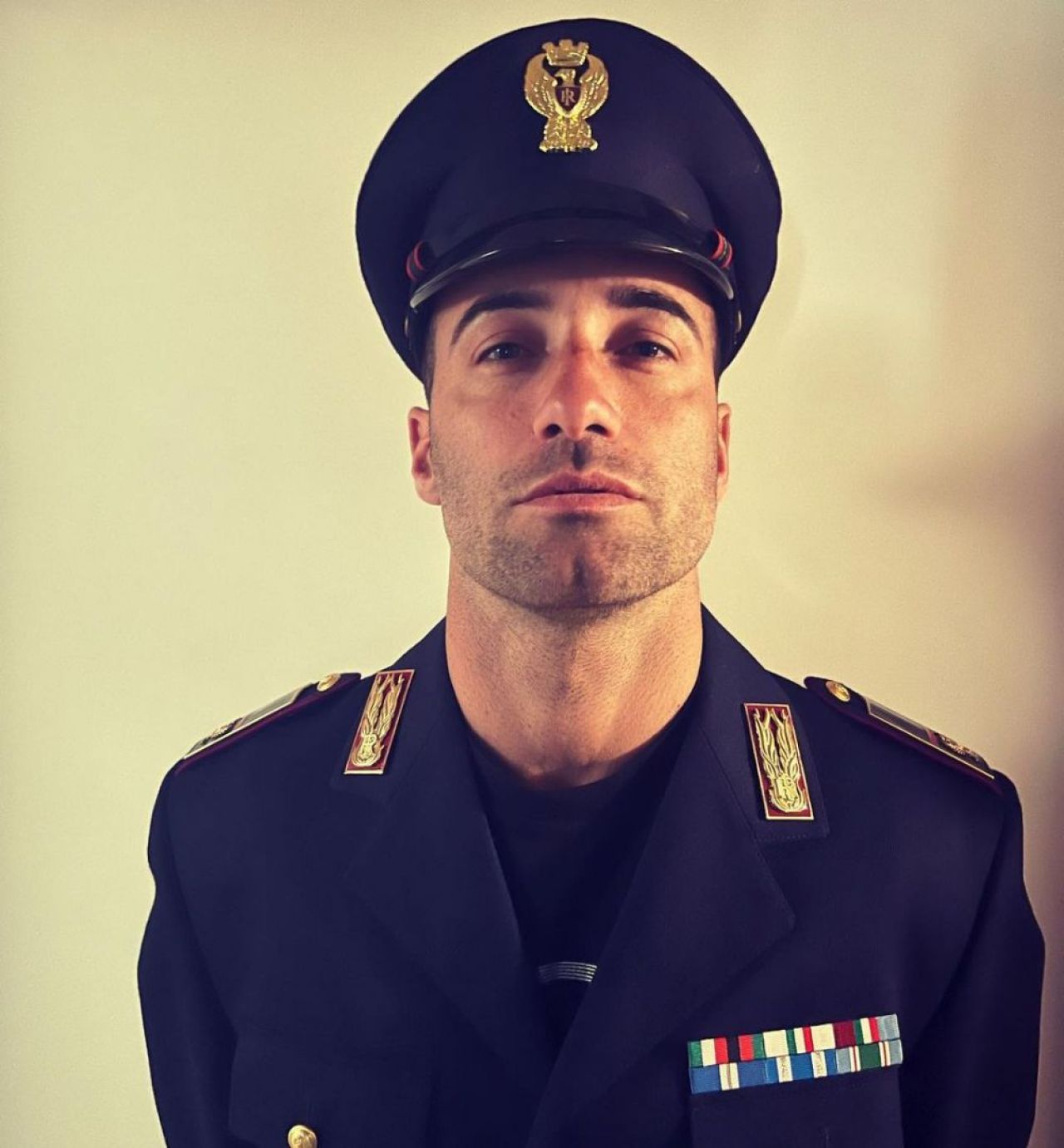 Cine este Mario Ferri, bărbatul care a intrat pe teren la Portugalia - Uruguay și a fluturat steagul LGBT_8