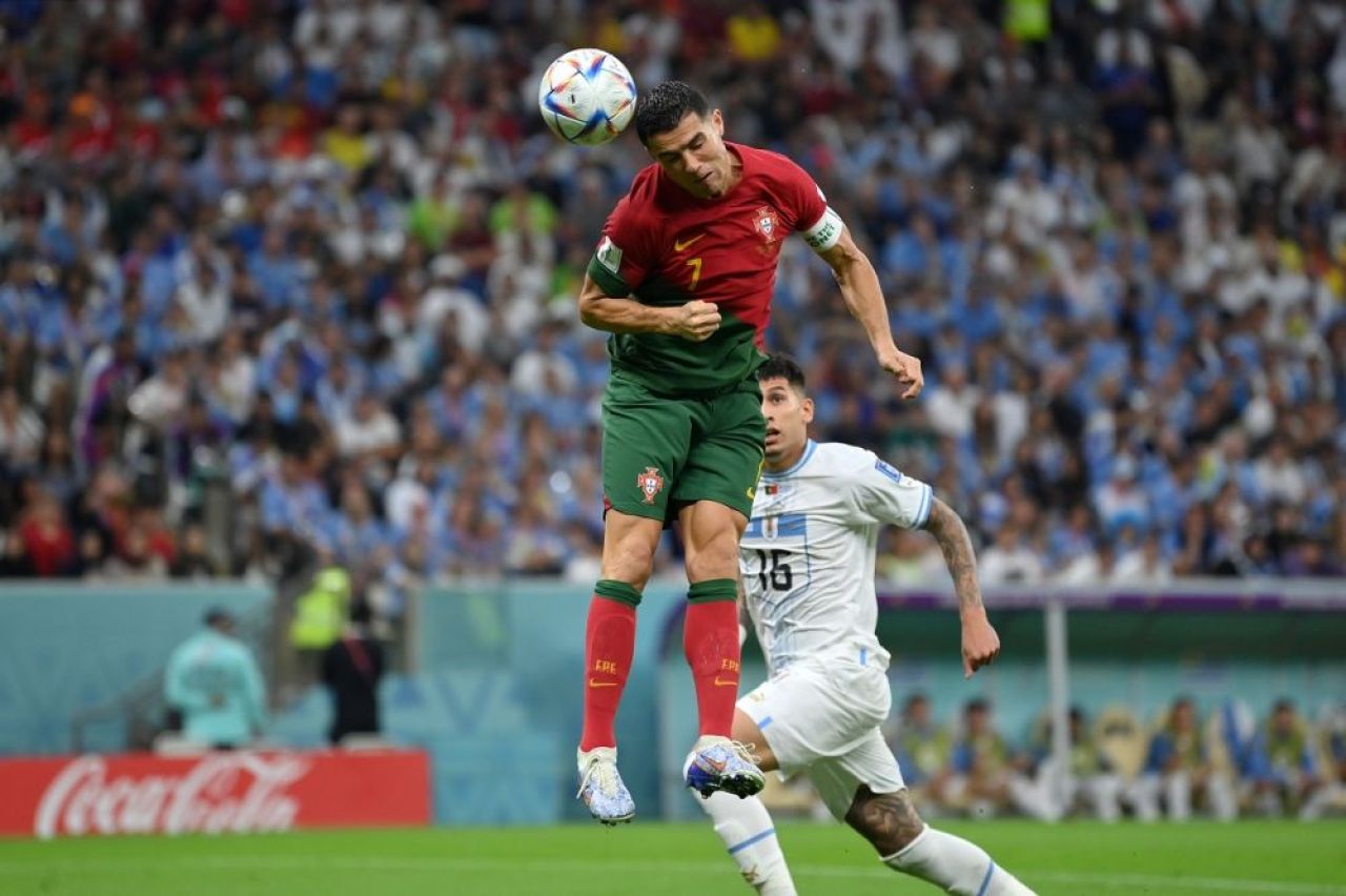 Tehnologia a decis! Cine este autorul primului gol din Portugalia - Uruguay_2