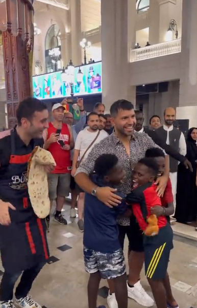 Sergio Aguero, secvențe virale pe Twitter. Fostul fotbalist a realizat un dans african cu un grup de copii_6
