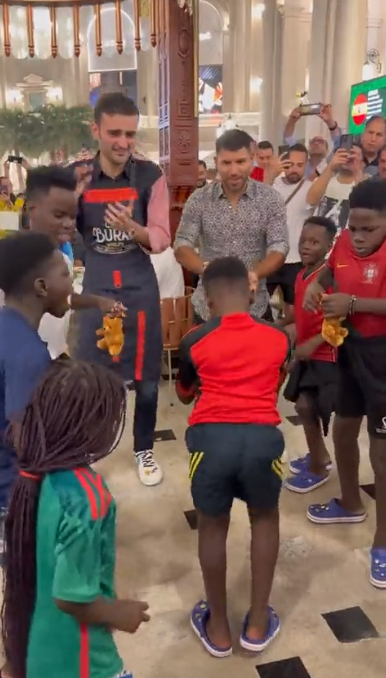 Sergio Aguero, secvențe virale pe Twitter. Fostul fotbalist a realizat un dans african cu un grup de copii_7