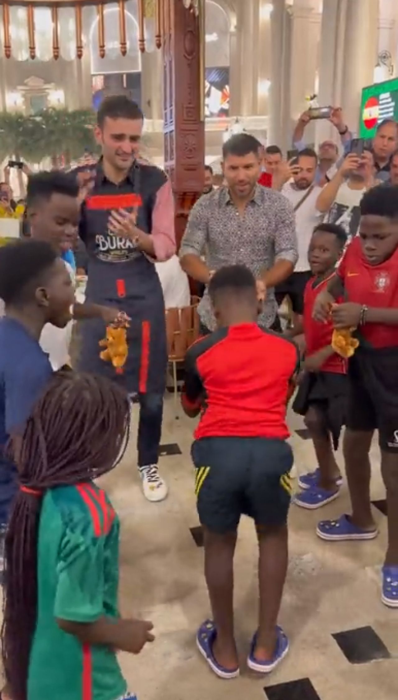 Sergio Aguero, secvențe virale pe Twitter. Fostul fotbalist a realizat un dans african cu un grup de copii_7