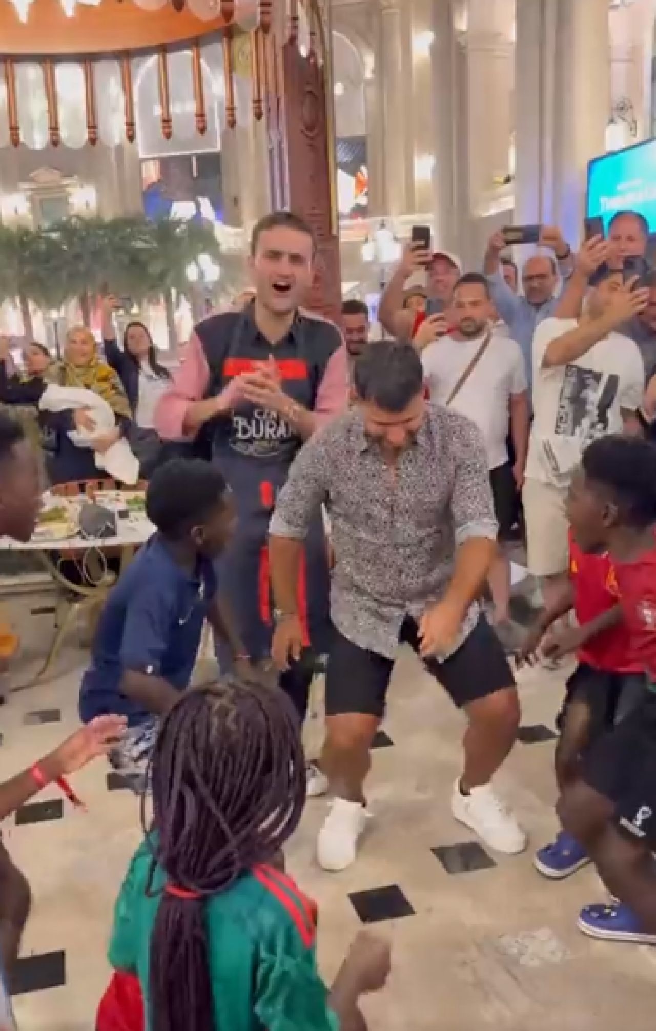 Sergio Aguero, secvențe virale pe Twitter. Fostul fotbalist a realizat un dans african cu un grup de copii_8