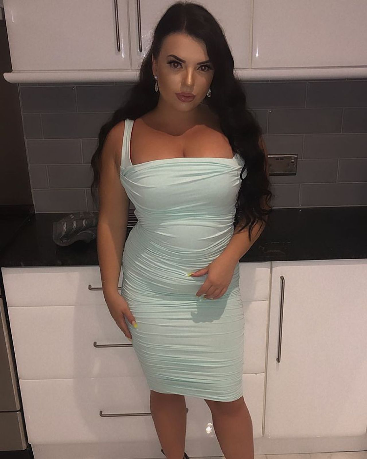 Un model Only Fans a realizat o ședință foto incendiară în cinstea echipei Țării Galilor. A renunțat aproape complet la haine_5