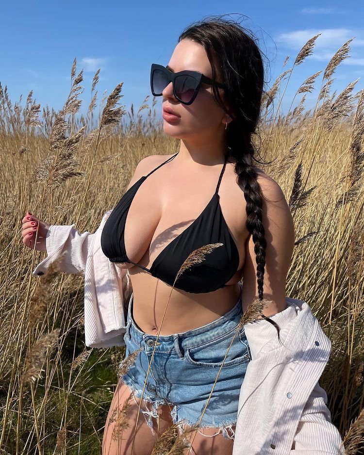 Un model Only Fans a realizat o ședință foto incendiară în cinstea echipei Țării Galilor. A renunțat aproape complet la haine_7