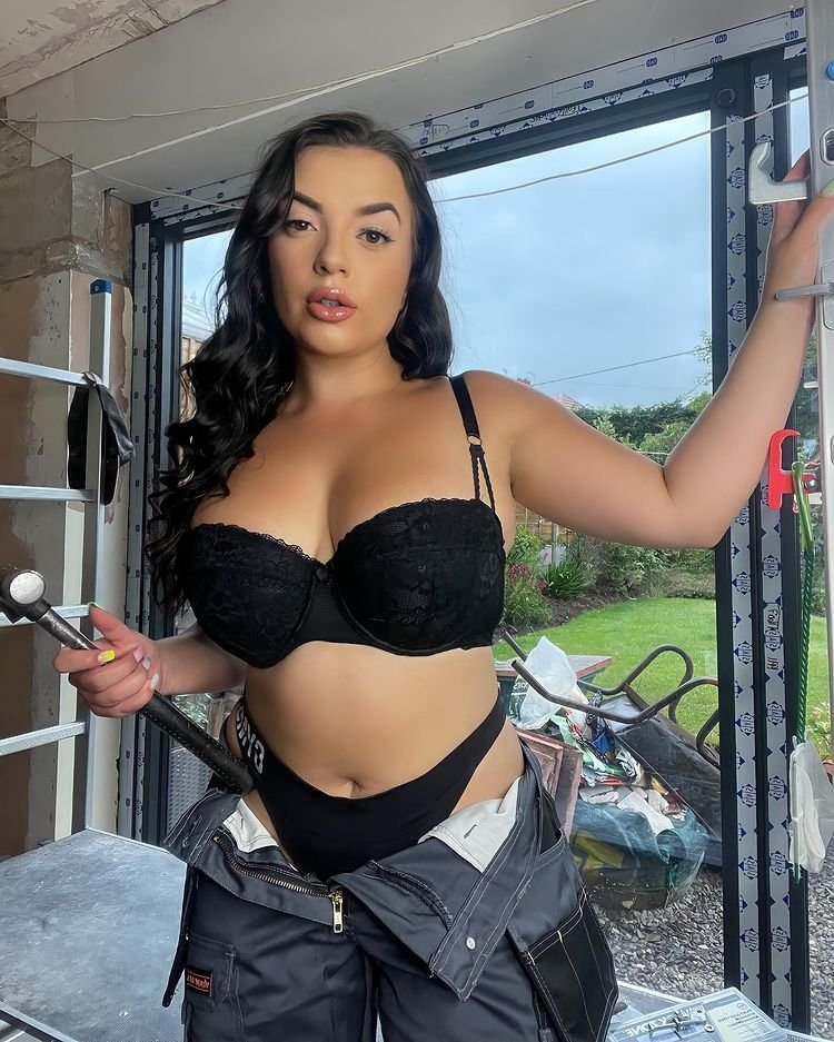 Un model Only Fans a realizat o ședință foto incendiară în cinstea echipei Țării Galilor. A renunțat aproape complet la haine_9