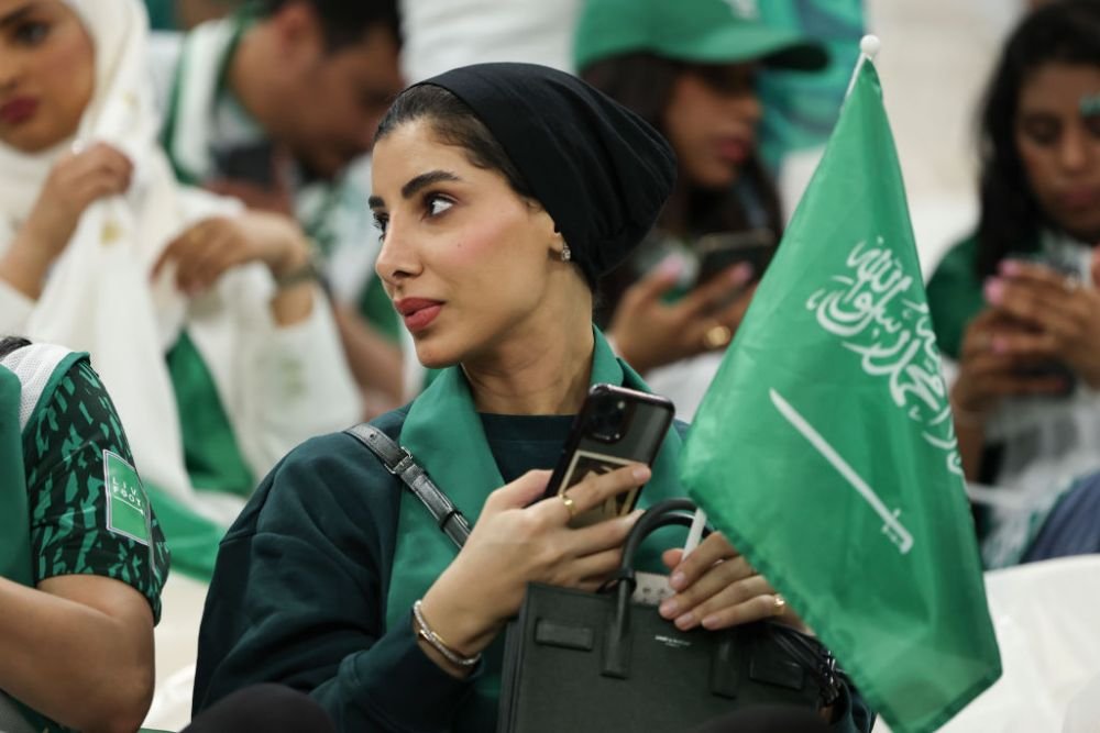Spectacol de culoare în tribune la partida Arabia Saudită-Mexic. Fanii celor două naționale s-au întrecut în costumații de excepție_11