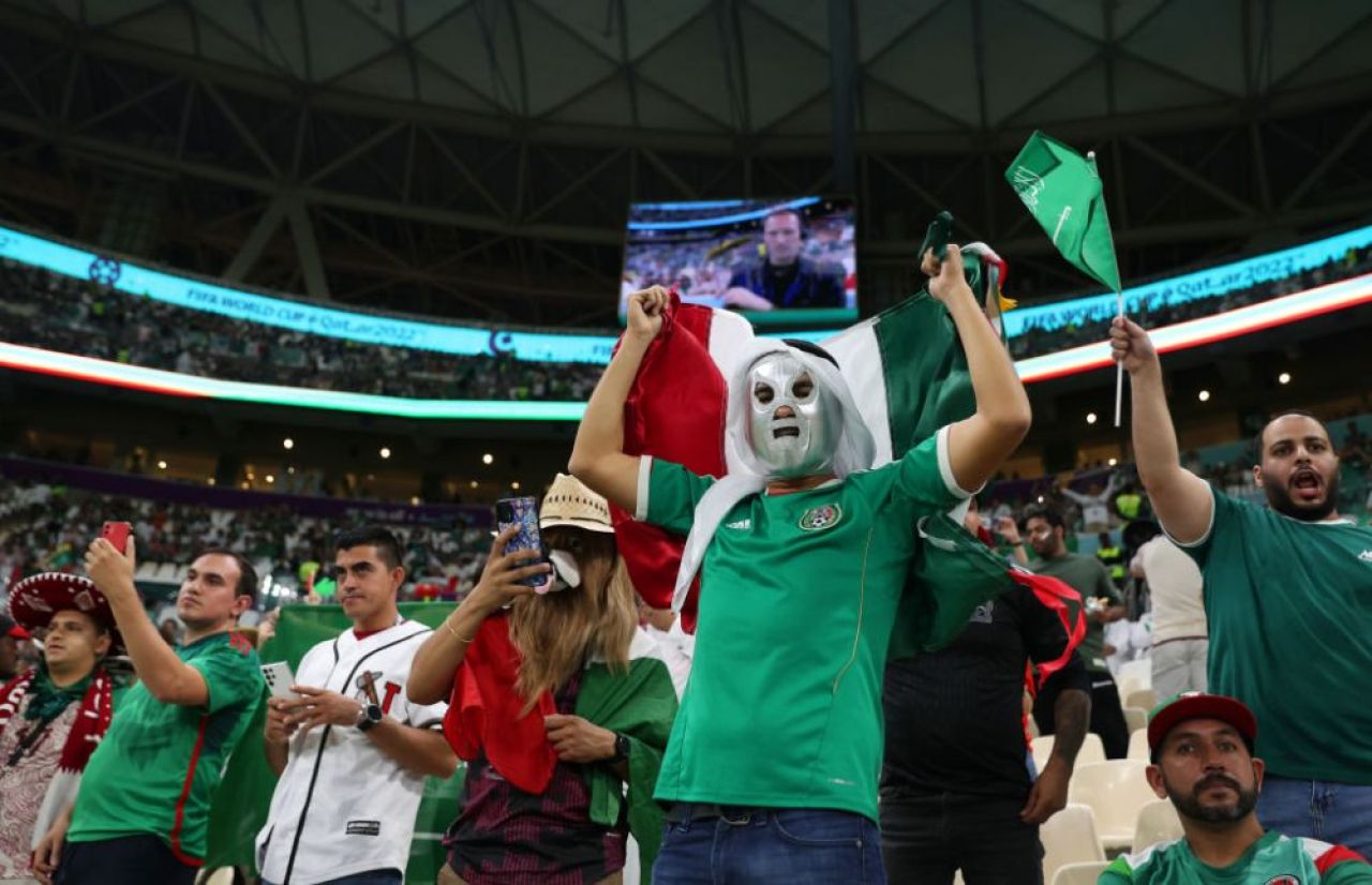 Spectacol de culoare în tribune la partida Arabia Saudită-Mexic. Fanii celor două naționale s-au întrecut în costumații de excepție_12