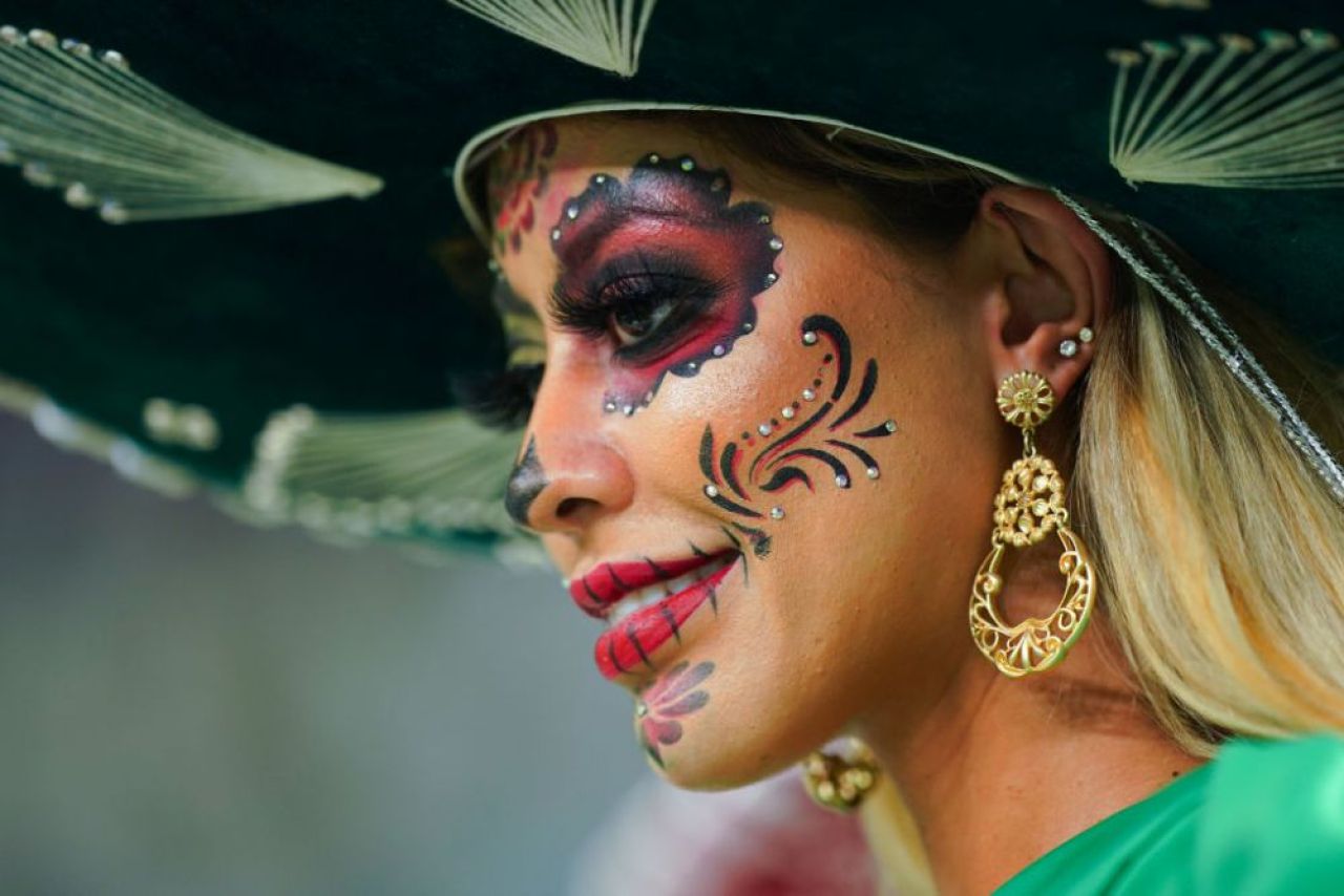 Spectacol de culoare în tribune la partida Arabia Saudită-Mexic. Fanii celor două naționale s-au întrecut în costumații de excepție_13