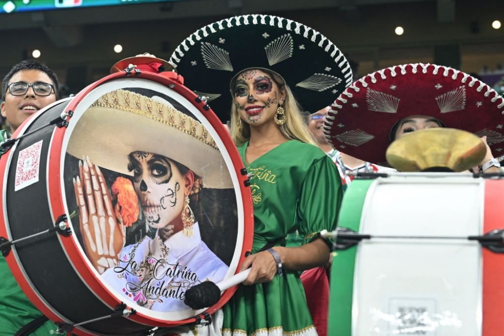 Spectacol de culoare în tribune la partida Arabia Saudită-Mexic. Fanii celor două naționale s-au întrecut în costumații de excepție_19