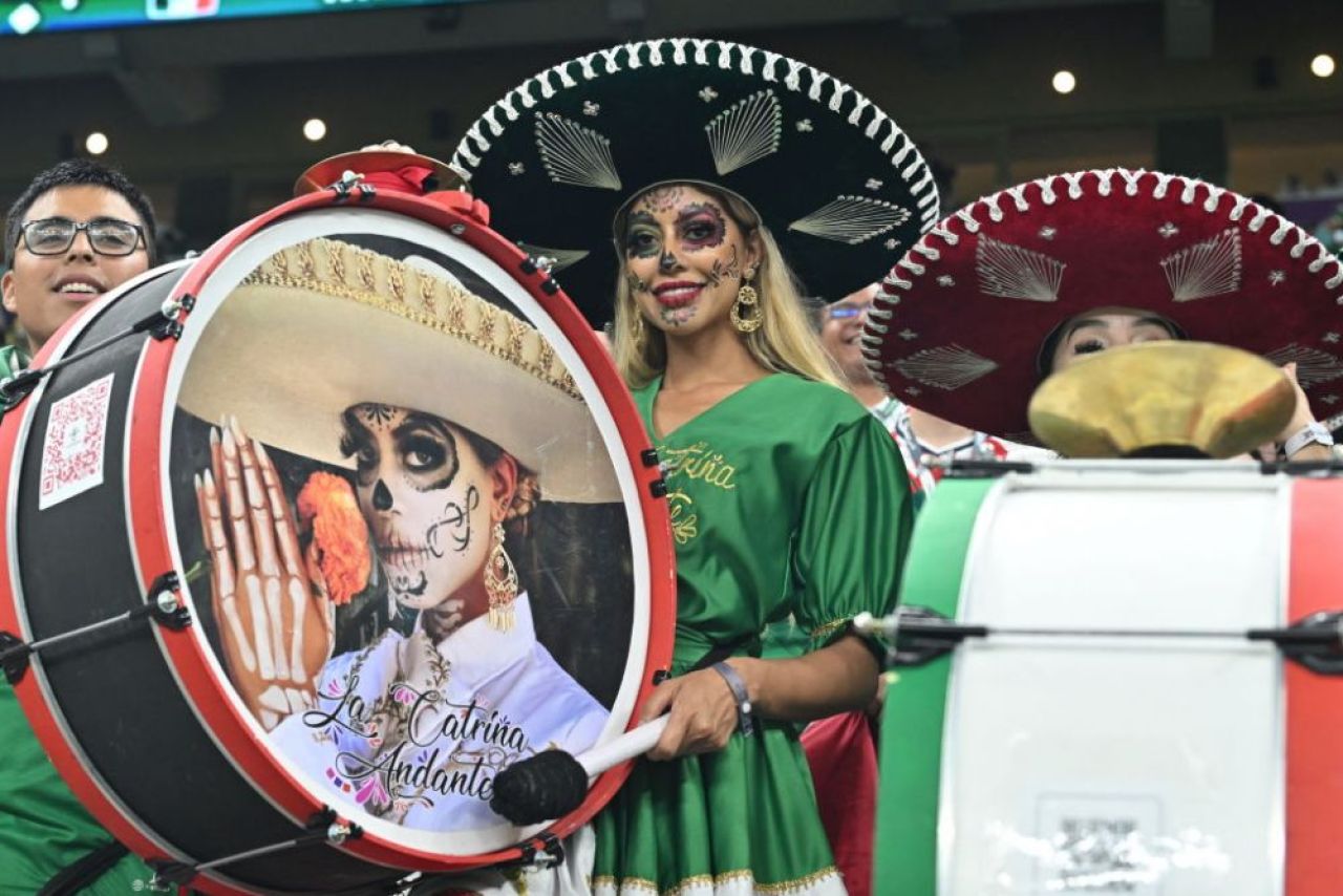 Spectacol de culoare în tribune la partida Arabia Saudită-Mexic. Fanii celor două naționale s-au întrecut în costumații de excepție_19