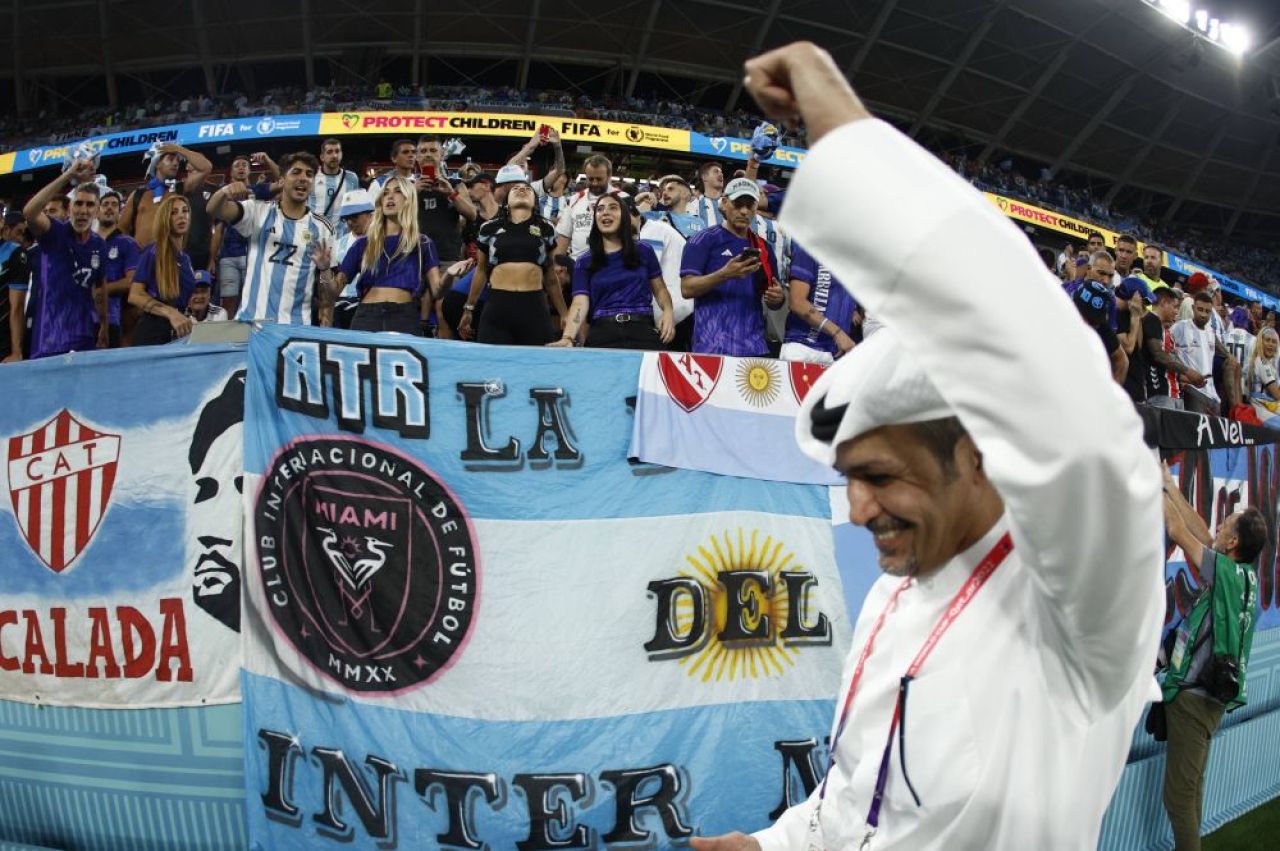 Fani dezlănțuiți! Cele mai tari imagini cu suporteri argentinieni la meciul cu Polonia_23
