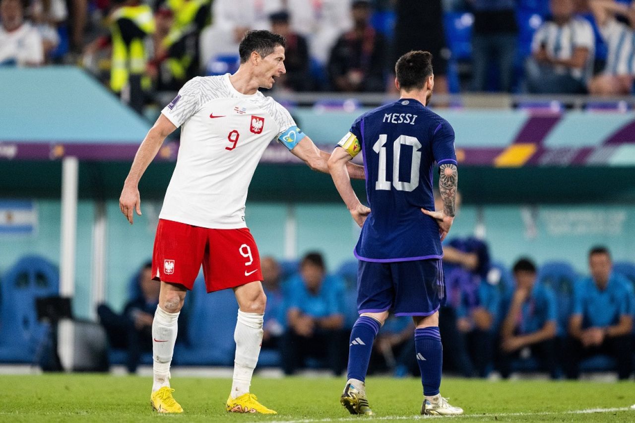 S-a supărat Messi pe Lewandowski că i-a luat locul la Barcelona? Starul argentinian nu a vrut să dea mâna cu atacantul polonez în timpul meciului_1