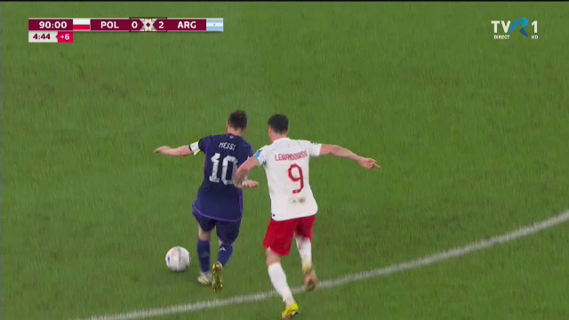 S-a supărat Messi pe Lewandowski că i-a luat locul la Barcelona? Starul argentinian nu a vrut să dea mâna cu atacantul polonez în timpul meciului_16