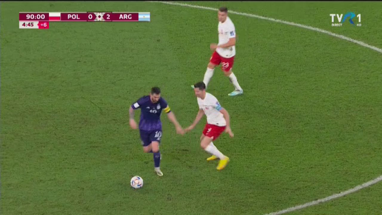 S-a supărat Messi pe Lewandowski că i-a luat locul la Barcelona? Starul argentinian nu a vrut să dea mâna cu atacantul polonez în timpul meciului_18