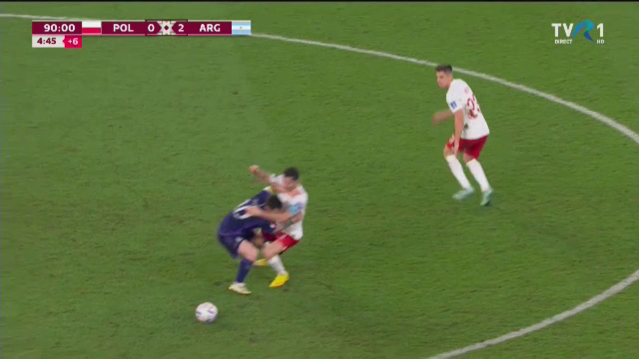 S-a supărat Messi pe Lewandowski că i-a luat locul la Barcelona? Starul argentinian nu a vrut să dea mâna cu atacantul polonez în timpul meciului_20