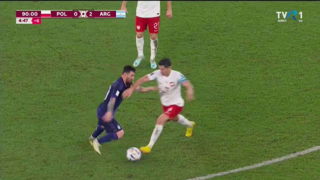 S-a supărat Messi pe Lewandowski că i-a luat locul la Barcelona? Starul argentinian nu a vrut să dea mâna cu atacantul polonez în timpul meciului_22