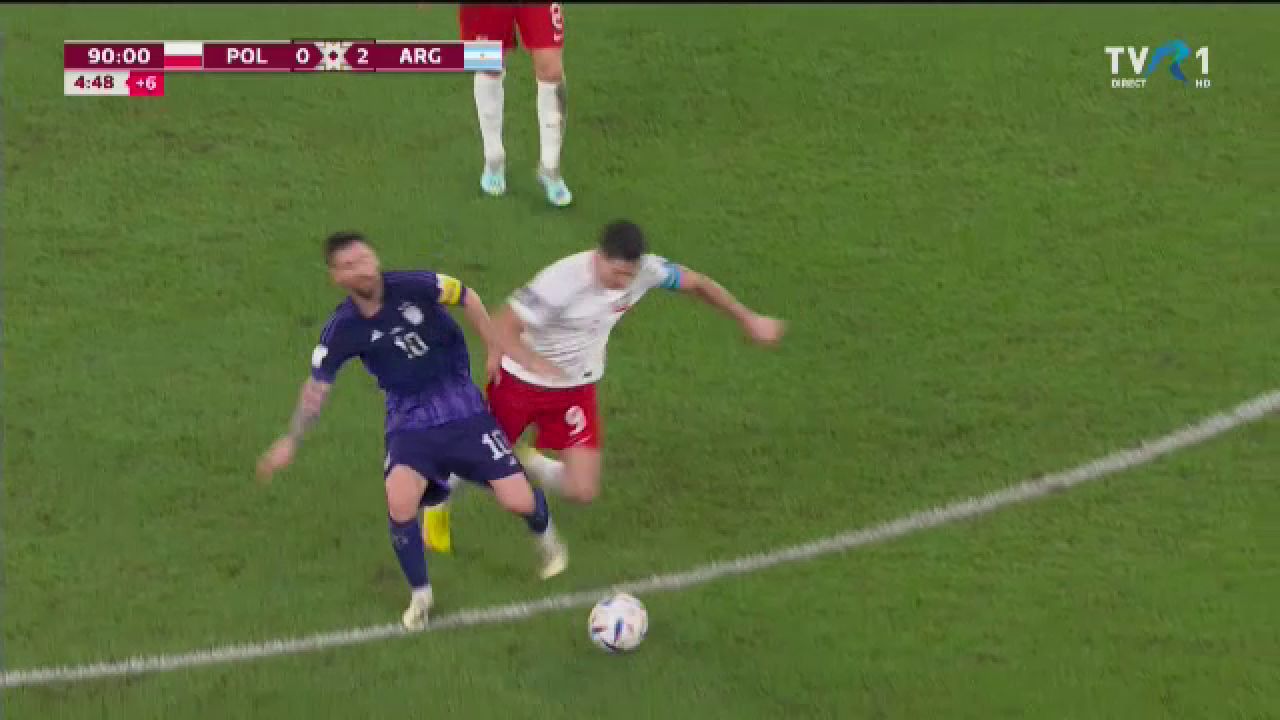 S-a supărat Messi pe Lewandowski că i-a luat locul la Barcelona? Starul argentinian nu a vrut să dea mâna cu atacantul polonez în timpul meciului_24